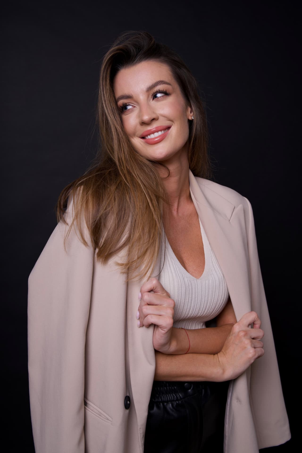 Uśmiechnięta kobieta w jasnej marynarce